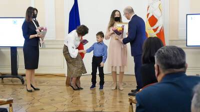 В Челябинской области наградили ребенка, спасшего брата из пожара