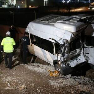 В Турции эвакуатор столкнулся с микроавтобусом: пострадали 14 человек. Фото