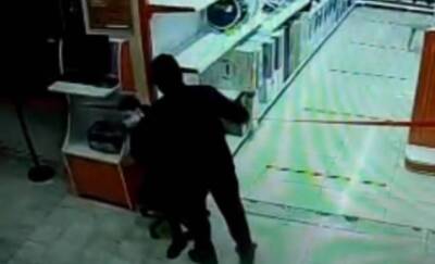 Безработный мужчина с игрушечным пистолетом избил продавщицу за отказ продать ему товар