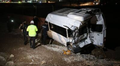 В Турции эвакуатор врезался в микроавтобус, есть пострадавшие