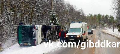 Туристический автобус перевернулся в Карелии — госпитализированы 5 человек (ФОТО)