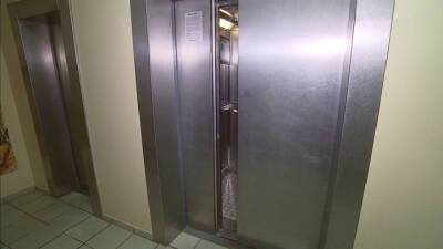 В ТЦ рухнул лифт, тяжело пострадавшая женщина провела ночь в шахте
