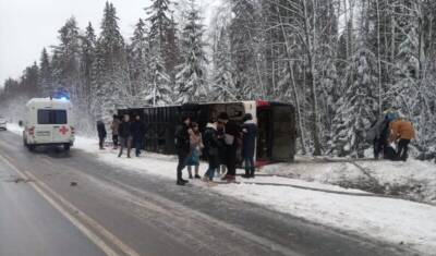 Туристический автобус в Карелии упал в кювет с 34 пасажирами