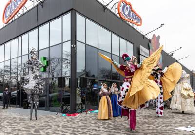 В Броварах появился дизайнерский супермаркет в стиле Венецианского карнавала