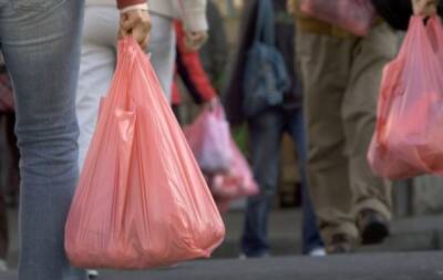 В украинских магазинах пластиковые пакеты станут платными