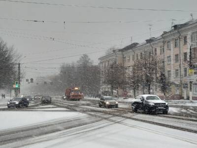 Водителей Тверской области просят быть внимательнее в условиях снегопада