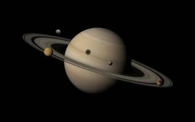 Шестая планета солнечной системы Сатурн и ее 62 спутника