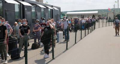 Две тысячи людей ежедневно — кто и зачем пересекает КПВВ в Станице Луганской. ФОТО