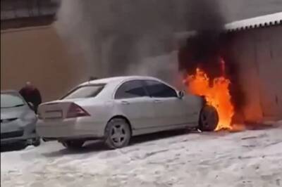 В центре Новосибирска воспламенился автомобиль Mercedes