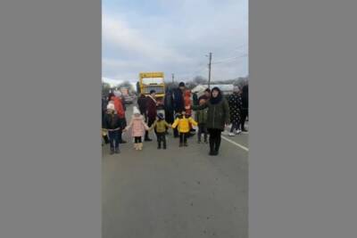 Протестующие с детьми перекрыли дорогу на Буковине
