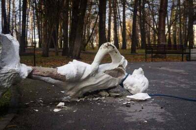 В новосибирском парке восстановили разрушенную советскую скульптуру «Девочка Таня»