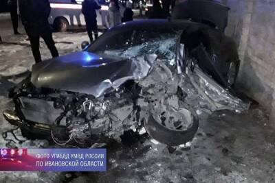 В Иванове пьяный водитель без прав врезался в столб