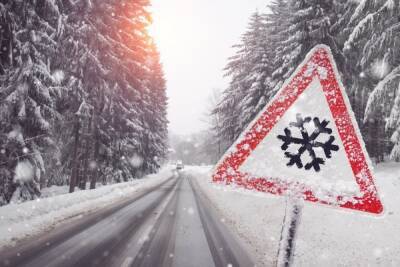 Тверских водителей просят быть внимательнее во время снегопада
