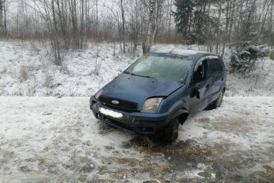 В Тверской области водитель на летней резине врезался в дерево