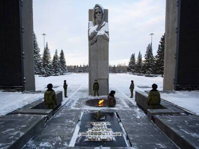 Новосибирских ветеранов возмутил митинг против QR-кодов на Монументе Славы