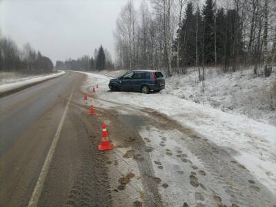 В Тверской области водитель легковушки на летней резине попал в ДТП, пострадал его пассажир