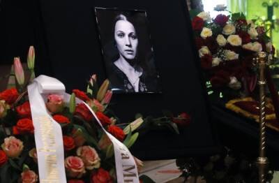 Актрису Нину Русланову похоронили на Троекуровском кладбище в Москве