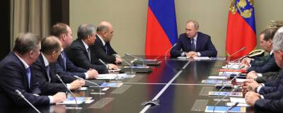 Путин обсудит с правительством обеспечение уровня зарплат бюджетников