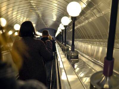 В московском метро мужчина, засмотревшись в телефон, разбил головой фонарь