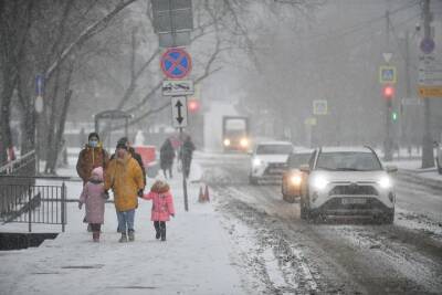 Столичных водителей попросили отложить поездки из-за снегопада