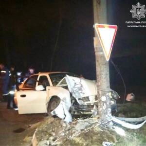 В Запорожье пьяный водитель врезался в столб. Фото
