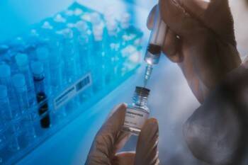 Вакцину от коронавируса для подростков зарегистрируют сегодня