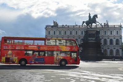 Неизвестные обстреляли туристический автобус в Санкт-Петербурге