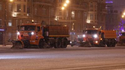 В Москве начали проводить выборочную противогололедную обработку дорог