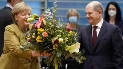 Олаф Шольц подарил Меркель на прощание куст кизила