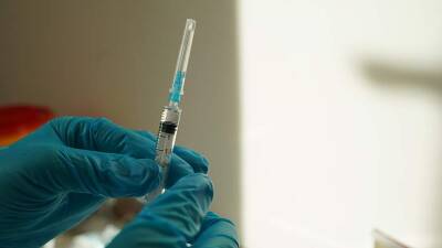 В Ленобласти ввели обязательную вакцинацию от COVID-19 для пожилых и студентов