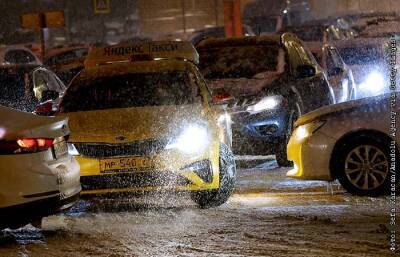 Москва встала в десятибалльных пробках из-за снегопада
