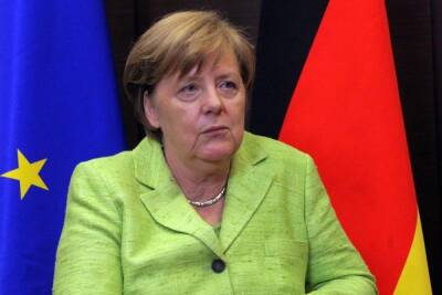 Шольц преподнес Меркель куст кизила в качестве прощального подарка