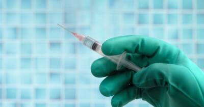 В России зарегстрировали COVID-вакцину для подростков: как назвали