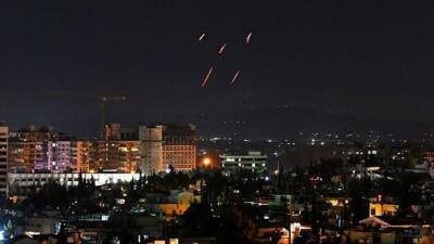 В результате авиаудара Израиля по центральной Сирии, 2 человека погибли и 7 получили ранения