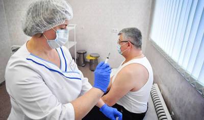 Пожилых граждан и студентов в Ленинградской области обязали вакцинироваться от ковида