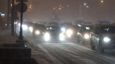 Москвичей просят отложить вечерние поездки из-за снегопада