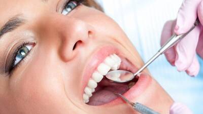 Стоматолог назвал способы сократить расходы на лечение зубов