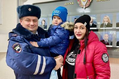 Инспектор ДПС спас трехлетнего ребенка в Великом Новгороде