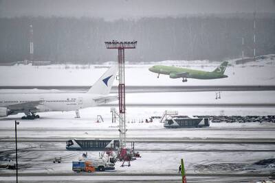 В Москве из-за непогоды отменили и задержали десятки рейсов
