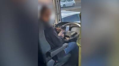 "Мама, мне страшно": водитель автобуса вез детей и переписывался по телефону