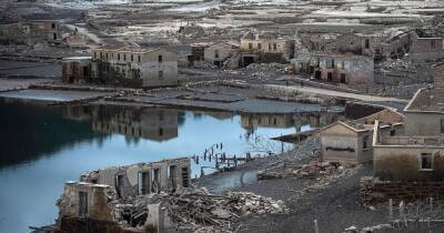 Затопило 30 лет назад: в Испании из-за оттока воды появилась деревня-призрак (фото) - focus.ua - Украина - Испания - Португалия - Лима - Дома