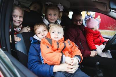 Выплаты многодетным семьям Ленобласти на покупку авто хотят уравнять с петербургскими
