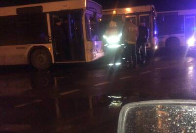 Под колесами автобуса в Колпино обнаружили тело мужчины