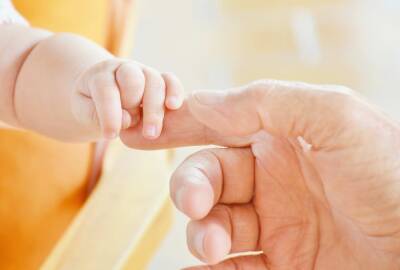 Учёные: Новорожденные защищаются от агрессии родителей с помощью запаха кожи головы