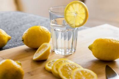 Диетолог рассказала о пользе и вреде от ежедневного употребления лимона