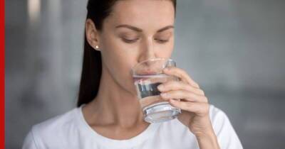 Как определить, сколько на самом деле нужно пить воды, рассказала медик