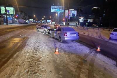 Два 24-летних водителя пострадали в ДТП ночью в Новосибирске