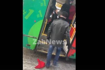 Пассажиру троллейбуса оторвали капюшон за отказ надеть маску в Чите