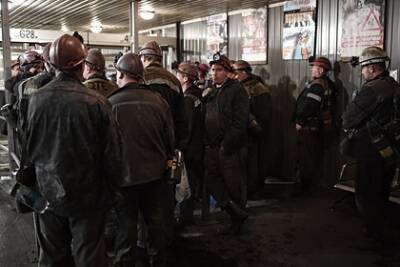 Более 100 человек остались в загоревшейся российской шахте