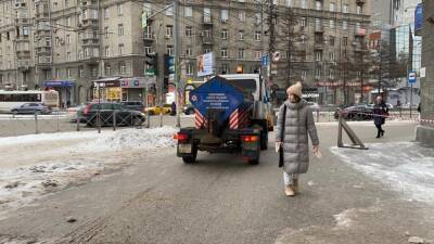 В Новосибирске тротуары посыпали гравийной смесью от скольжения